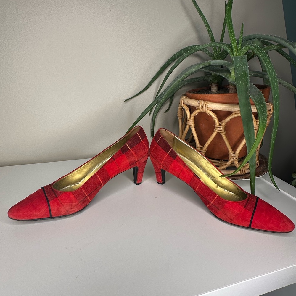 Vintage ESCADA Red Plaid Suede Kitten Heels Pumps 8 B Made in Italy Leather Sole - Picture 3 of 13